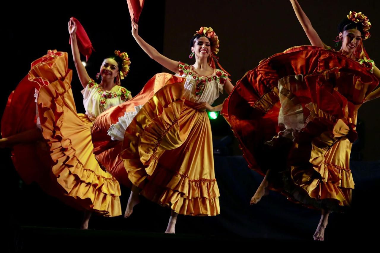 En el 432 aniversario de San Luis Capital, el Ballet Folklórico de Amalia Hernández deleitó a los potosinos