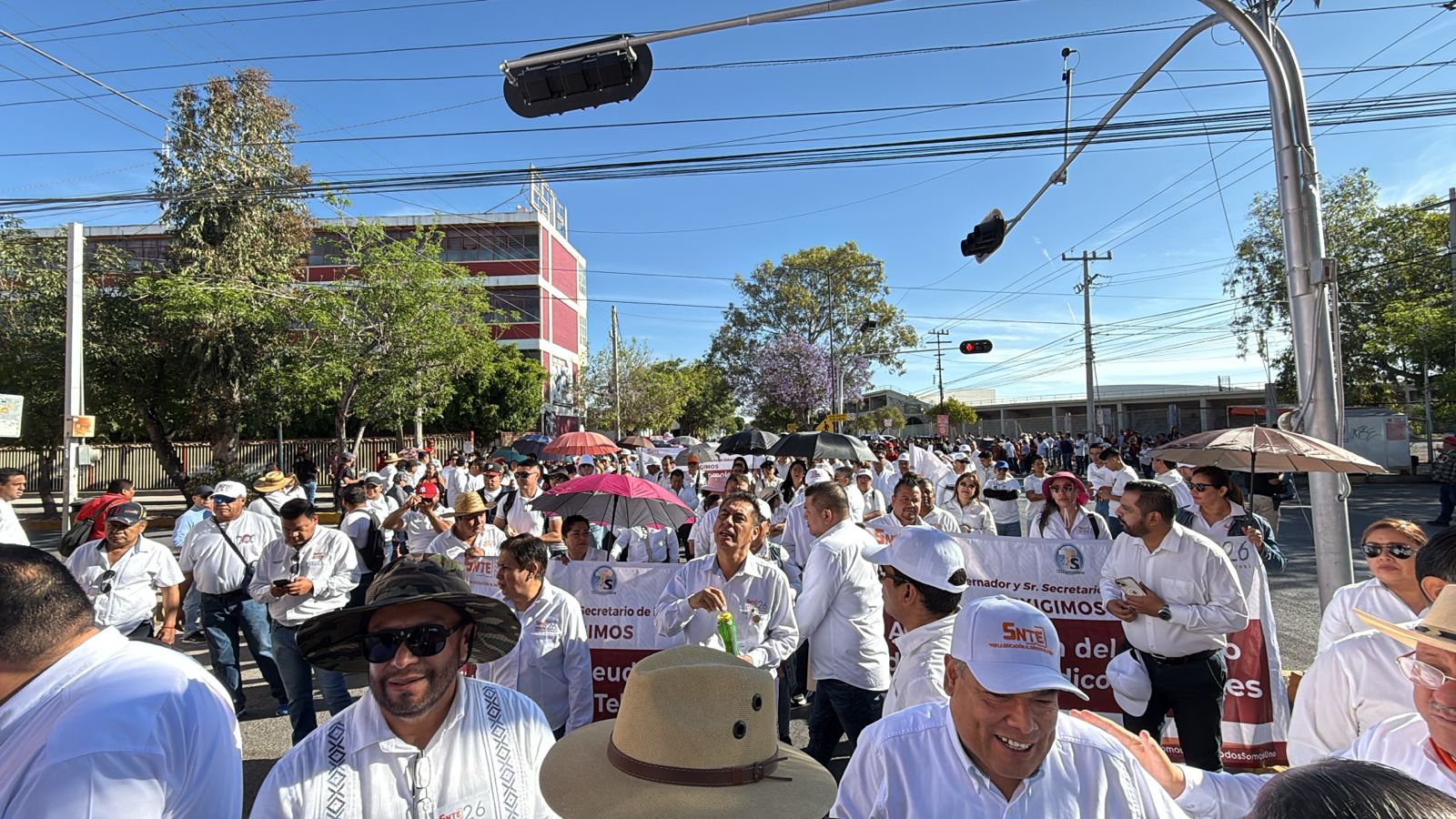 Maestros de Telesecundaria marchan por falta de pagos – Acceso Informativo