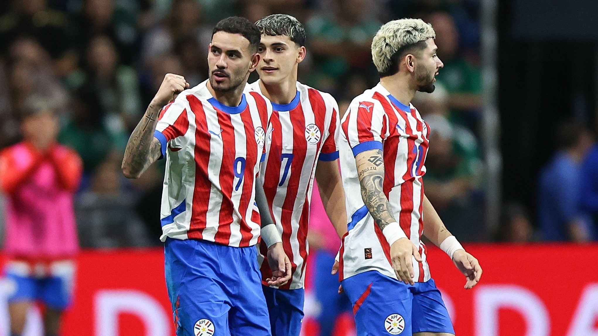 México cierra con el pie izquierdo ante Paraguay