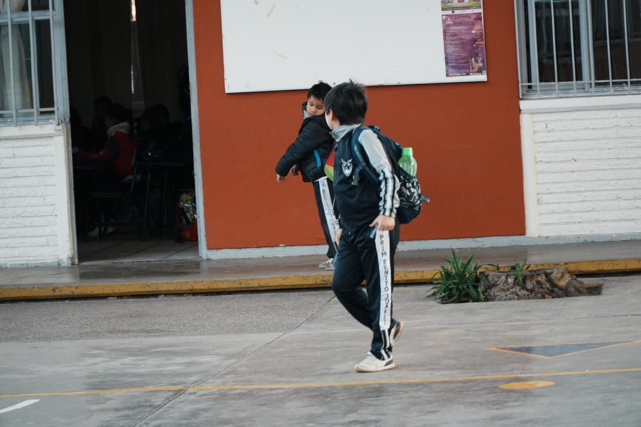 Gobernador exhorta a colegios particulares a permitir también los 30 minutos de tolerancia