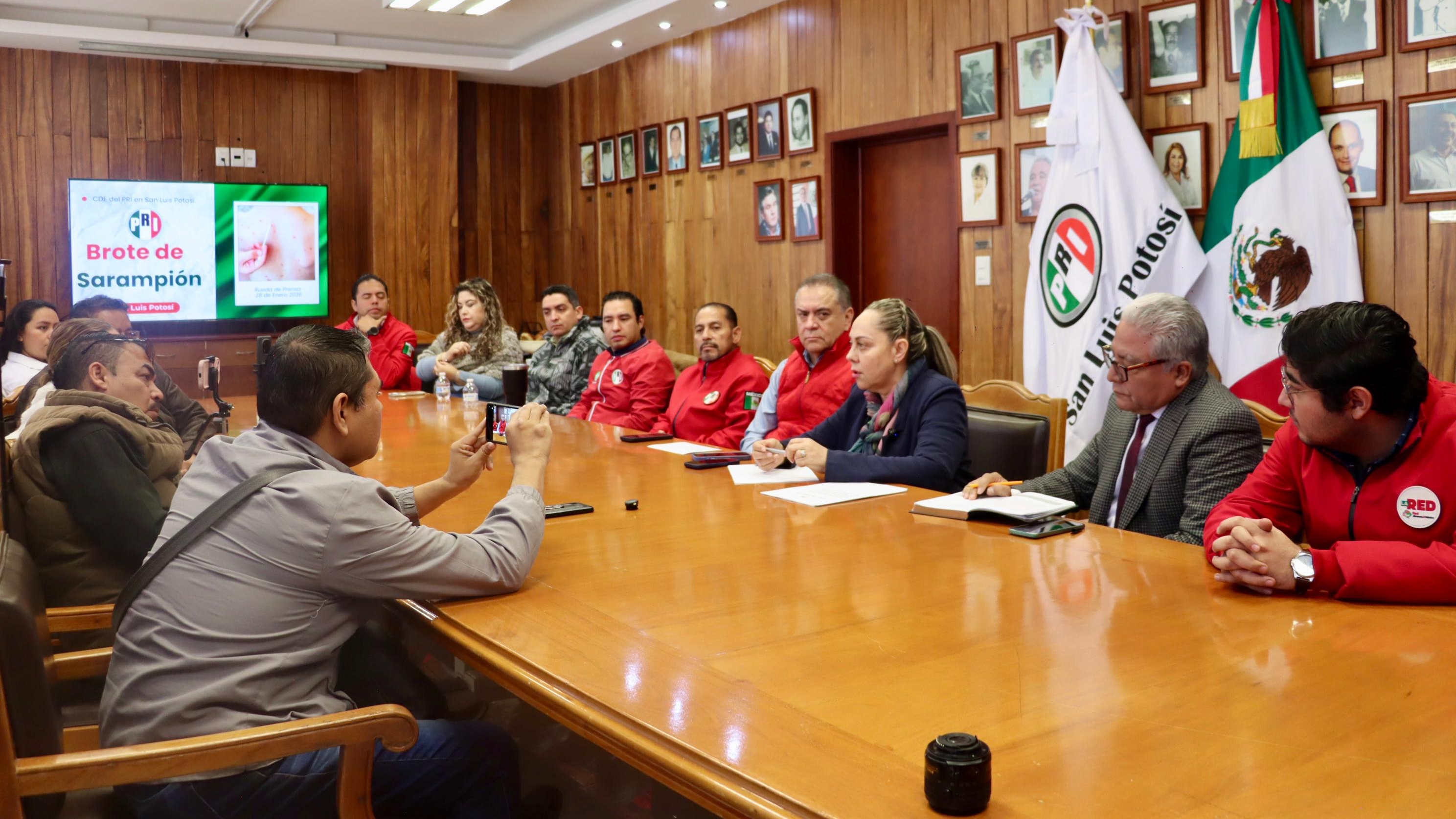 PRI advierte fallas en vacunación federal ante brotes de sarampión en SLP