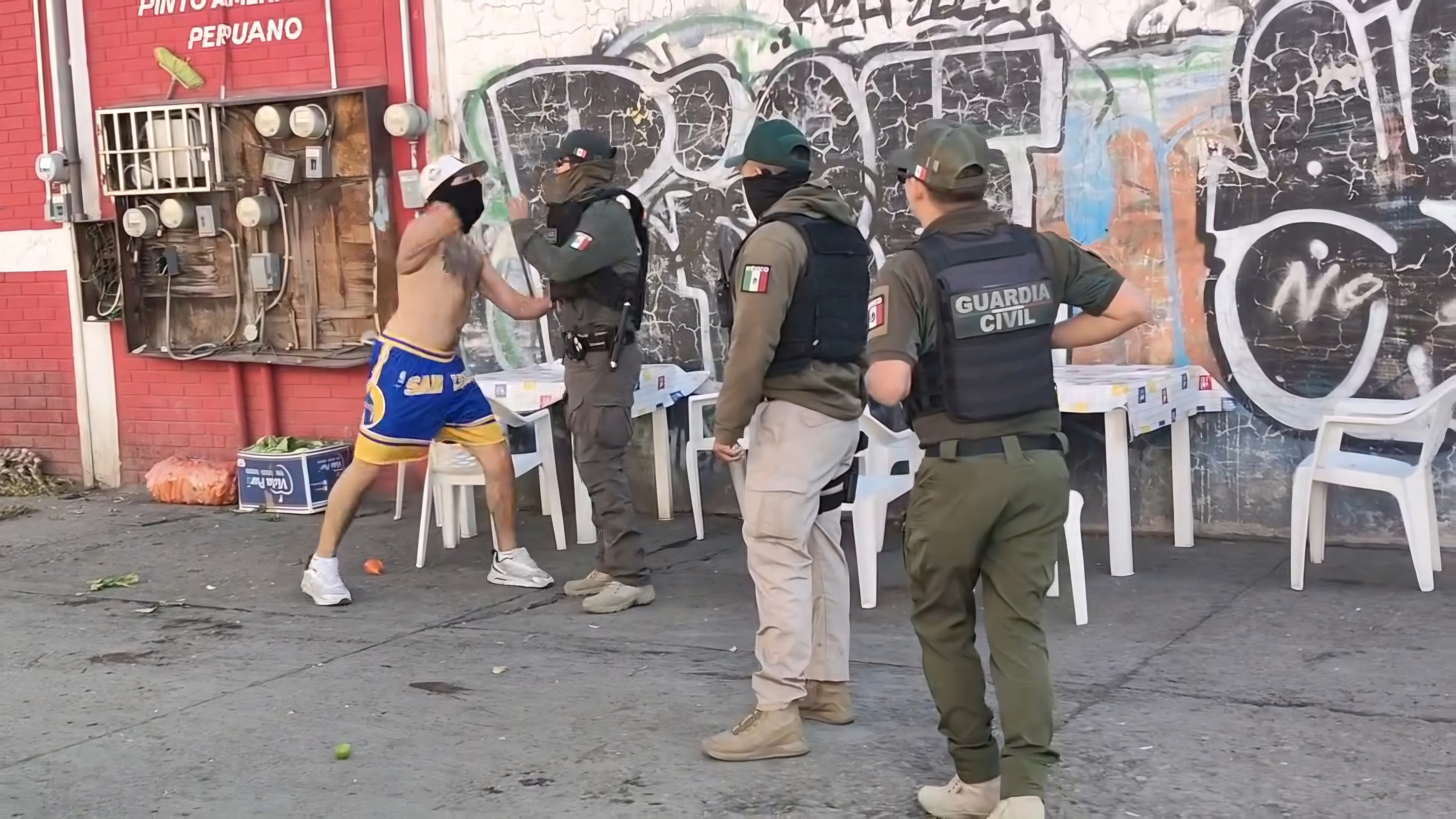 Riña en el Mercado de Abastos deja tres detenidos y un agente estatal lesionado