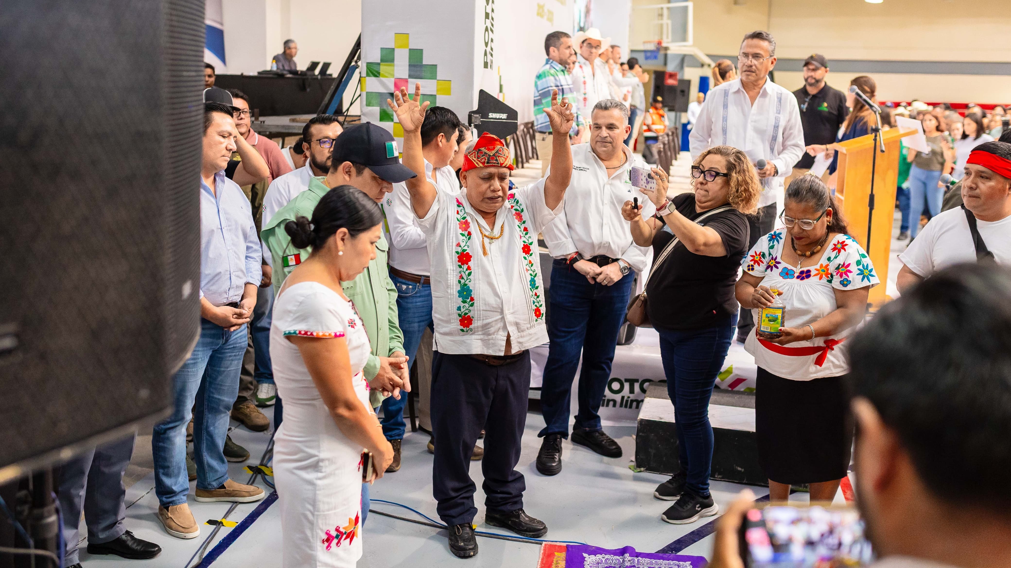 Toman protesta integrantes del Consejo Consultivo Indígena