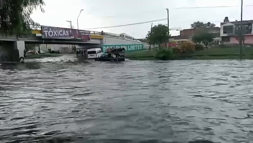 Lluvias provocan cierres viales en el Río Santiago y Puente Naranja en la capital potosina