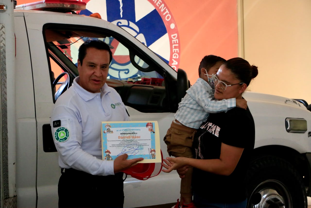 Darrell Isaac es héroe honorario de Protección Civil de Pozos