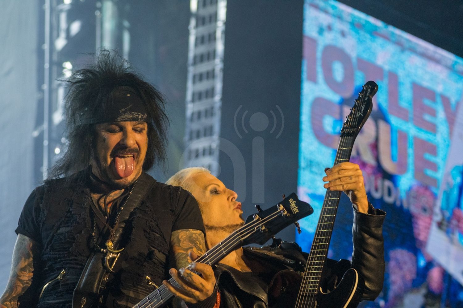 Mötley Crüe hace vibrar la Fenapo y llena El Foro