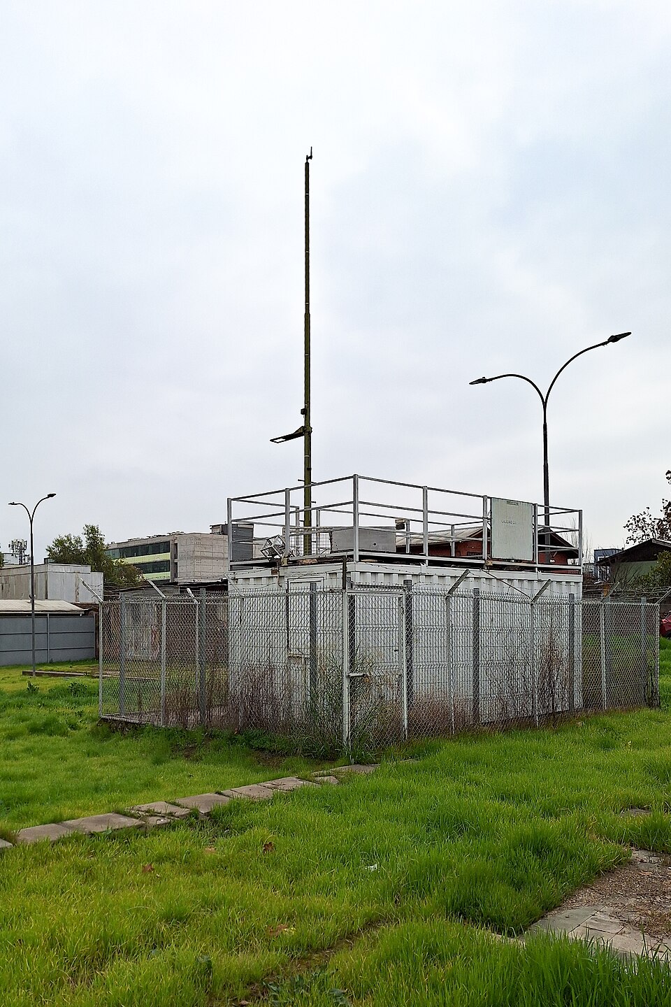 Estación de monitoreo de la calidad del aire ubicada en Independencia, Santiago de Chile, fotografía ilustrativa